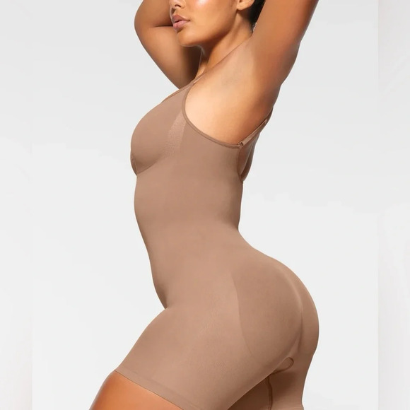 Skims SEAMLESS SCULPT MID THIGH BODYSUIT in Sienna - Picture 4 of 6